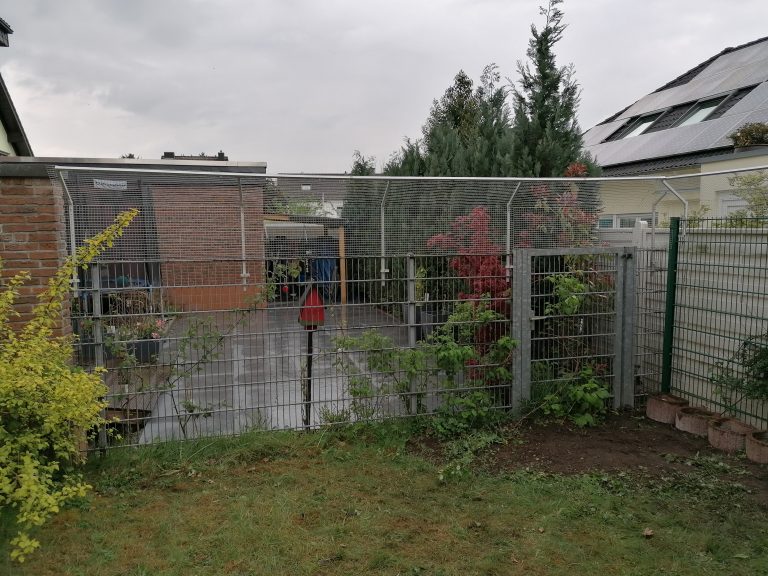 Garten mit katzensicherem Zaun aus Gitter und Netz