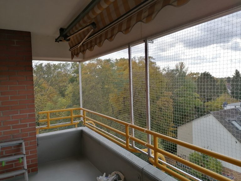 Katzennetz am Balkon mit Markise