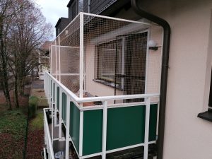 Katzengitter Montage auf Maß durch die Firma Maikels aus Düsseldorf, spezialisiert auf Katzennetz-Montage an Balkonen, Terrassen und in Gärten. Katzensicherung für Auslauf in Obergeschoß.
