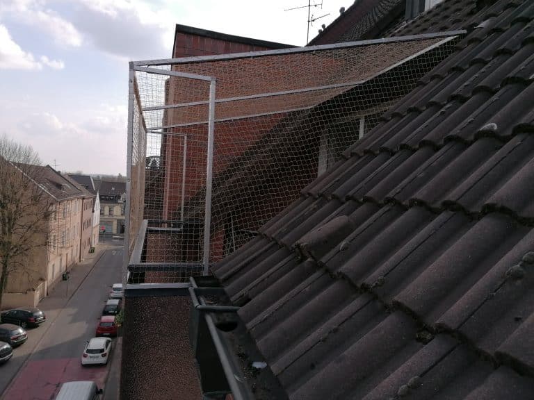 Katzennetz an einem Balkon mit Dachschräge