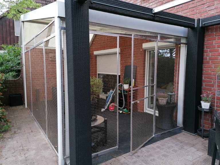 Terrasse mit Katzennetz, seitlich und nach oben gesichert