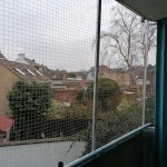Balkon-Schutznetz bietet komplette Sicherheit f&uuml;r Katzen. Katzengitter an Loggia gegen Weglaufen und Absturz von Katzen.