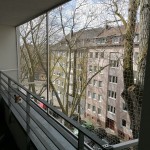 Innenansicht von Katzenschutznetz an Loggia, Balkon im oberen Stockwerk. Schutz f&uuml;r Wohnungskatzen mit Freigang auf Balkon durch Katzengitter und -Netz.