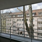 Balkon katzensicher machen durch Katzenschutznetz. Schutznetz an Loggia gegen Unfall, Absturz von Katzen und Hunden.