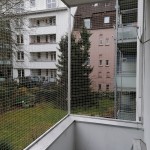 Balkonnetz oder Balkongitter f&uuml;r mehr Freilauf und Sicherheit von Wohnungs-Katzen. Katzenschutznetz an Loggia nach g&uuml;nstiger Montage von Fachfirma aus NRW.