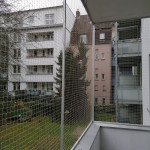 Katzenschutznetz am gro&szlig;en Balkon montiert durch Fachfirma Maikels aus D&uuml;sseldorf, Balkonschutz f&uuml;r Mietwohnung, Balkonnetz zur Katzenabsicherung im oberen Stockwerk