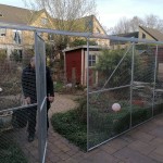 Terrassengitter, Garten-Einz&auml;unung zum Schutz der Katze. Katzen haben Freilauf im Garten und sind sicher vor Weglaufen und Unf&auml;llen. Katzenschutzgitter mit T&uuml;r.