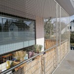 Katzengitter oder Schutznetz am Balkon. Balkonnetz f&uuml;r mehr Auslauf/Freiheit von Katzen und Hunden. Katzenabsicherung im Mehrfamilien-Haus.