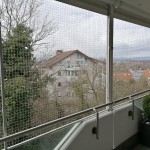 Katzengitter f&uuml;r Dachbalkon. Katzenabsicherung, montiert von Fachfirma aus D&uuml;sseldorf, verhindert Absturz von Katzen. Katzenschutznetz f&uuml;r Etagen- und Mietwohnung.