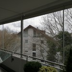 Katzengitter an Balkon-Gel&auml;nder verhindert Unf&auml;lle, Abst&uuml;rze von Katzen. Robustes, unauff&auml;lliges Katzenschutznetz im oberen Stockwerk.