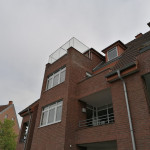 Katzenschutznetz an Dachbalkon. Dachgescho&szlig;wohnung katzensicher machen durch die Montage eines Schutznetzes. Rundum-Schutz f&uuml;r Katzen in Dachwohnungen mit Auslauf auf Balkon.