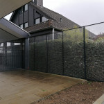 Katzenschutzgitter in mehreren Farben erh&auml;ltlich. Katzennetz in Schwarz an einer Terrasse, Abgrenzung von Garten und Grundst&uuml;ck mit Katzensicherung. Hohe Sicherheit f&uuml;r Katzen durch Firma Maikels aus D&uuml;sseldorf.