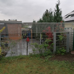 Katzen-Schutzgitter im Garten. Un&uuml;berwindbare Katzensicherung von Gartenzaun. Katzenschutz oben an Zaun montiert. Katzensicherer Freigang, Auslauf f&uuml;r Katzen und andere Haustiere. Schutzgitter montiert von Fach-Firma aus NRW.