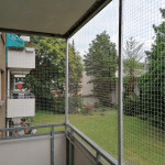 Katzenschutznetz am Balkon einer Mietwohnung, Innenansicht von Balkonsicherung f&uuml;r Katzen, Rundum-Schutz f&uuml;r Haustiere auf Balkon und Terrasse.