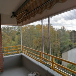 Katzenschutznetz anbringen am Balkon einer Mietwohnung. Katzenschutz auf Balkon mit Metallgel&auml;nder und Mauer. Balkon, Loggia katzensicher dank Sicherheitsnetz.
