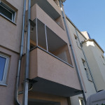 Katzenschutznetz wurde an Balkonbr&uuml;stung, Balkonmauer montiert. Katzen-Schutznetz f&uuml;r Loggia, Katzensicherung f&uuml;r Balkon mit Mauer, sichere Montage von Balkonsicherung f&uuml;r Katzen durch Firma aus NRW.