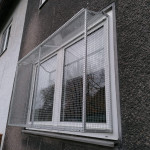 Fenster mit Katzen-Schutzgitter f&uuml;r mehr Sicherheit. Fenstergitter, Fenstersicherung zum Schutz der Katze