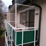 Katzen-Schutzgitter genau angepasst durch die Firma Maikels aus NRW, spezialisiert auf Katzennetz-Montage an Balkonen, Terrassen und in G&auml;rten. Katzensicherung f&uuml;r Auslauf in Obergescho&szlig;.