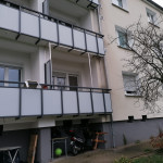 Balkonnetz an einer Mietwohnung ohne Bohrl&ouml;cher montieren. Fast unsichtbares Balkon-Schutznetz sichert Katzen vor Absturz. Katzensicherung f&uuml;r kleine Balkone.