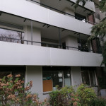 Balkonnetz, Katzenschutznetz kaum sichtbar. Einfache schnelle Montage durch Fachfirma deutschlandweit. Au&szlig;enansicht. Balkon-Schutznetz, Katzensicherung im 1. Stock eines Mehrfamilien-Hauses, perfekt integriert, angepasst an die Fassade.