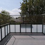 Katzenschutznetz an einem Balkon im Dachgeschoss als Katzenschutz, Absicherung der Katze auf Dachterrasse und Dachbalkon, Katzengitter f&uuml;r Freilauf auf Terrasse, Balkon in Dachwohnung. Schutznetz mit Vordach, &Uuml;bersteigschutz.