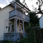 Katzenschutznetz mit &Ouml;ffnung. Katzsicherung von Terrasse, Balkon mit Zugang zum Garten. Montage von Schutznetz f&uuml;r Katzen als Auslauf.