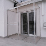 Sicherheitsgitter auf Dachterrasse, Dachbalkon oder im Garten f&uuml;r mehr Freigang von Katzen. Katzenschutz f&uuml;r Terrassen, Dachterrassen und Balkone, sicherer Frischluft Auslauf f&uuml;r Katzen in Wohnung, im Dachgeschoss, Schutzgitter auf Dach-Terrassen f&uuml;r Wohnungs-Katzen
