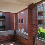 Balkonnetz ma&szlig;geschneidert an Balkongel&auml;nder montiert, Katzenschutz f&uuml;r Loggia und Balkon mit Steinmauer, Balkon-Schutznetz f&uuml;r obere Etage, Katzensicherung im Mehrfamilien-Haus