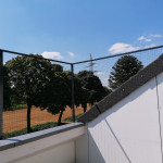 Dachwohnung mit Katzenschutz-Netz f&uuml;r Katzen absichern. Dachbalkon mit Sicherheitsnetz, Katze vor Absturz sichern. Balkon-Sicherung f&uuml;r Katzen in Dachwohnung.