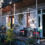 Katzenschutznetz angebracht an Terrasse mit Gartent&uuml;r, Katzenschutznetz f&uuml;r Hochparterre, Katzengitter f&uuml;r mehr Freilauf f&uuml;r Katze, Loggia-, Balkon-, Terrassensicherung f&uuml;r Haustiere